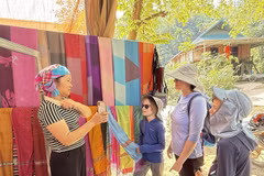 Los brocados artesanales de la aldea de Lan Ngoai son populares entre los turistas, especialmente los extranjeros, que los compran como souvenirs. (Fuente: VNA)