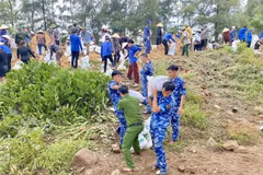 La provincia de Ha Tinh ha movilizado a cientos de militares, policías, guardacostas y residentes locales para reforzar urgentemente el dique de Hoi Thong. (Fuente: VNA)