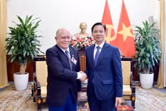 El vicecanciller vietnamita Ngo Le Van y Pedro Oliveira, miembro de la Comisión de Relaciones Internacionales del Partido Comunista de Brasil (PCdoB) y secretario general de la Asociación de Amistad Brasil–Vietnam. (Fuente: VNA)