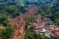 Una vista aérea muestra la escena de un deslizamiento de tierra en la aldea de Condong en Bandung, provincia de Java Occidental, el 7 de diciembre de 2025 (Fuente: AFP)
