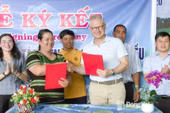 Thi Khui, directora de a Cooperativa Agrícola de Anacardo Orgánico Trang Co Bu Lach, firma un acuerdo de cooperación un representante de la empresa Intersnack Vietnam. (Fuente: Periódico Dong Nai) 