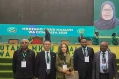 La embajadora vietnamita en Tanzania, Vu Thanh Huyen, (en centro) en el evento. (Fuente: VNA)
