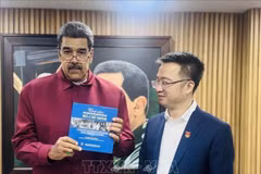 El presidente de Venezuela, Nicolás Maduro, y Nguyen Tuong Lam, secretario de la Unión de Jóvenes Comunistas Ho Chi Minh. (Fuente: VNA)