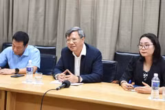 El embajador de Vietnam en Cuba, Le Quang Long, (centro) habla en el evento. (Fuente: VNA)