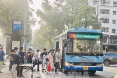 Se espera que para 2030, todos los autobuses en Hanoi hayan completado la conversión a vehículos eléctricos. (Fuente: VNA)
