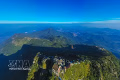 La belleza de Yen Tu reside en la majestuosa y tranquila atmósfera de las montañas y los bosques, combinada con el encanto antiguo y solemne del sistema de pagodas, torres y lugares de meditación zen. (Fuente: VNA)