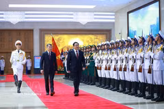 El primer ministro de Vietnam, Le Minh Hung, preside la ceremonia oficial de bienvenida a su homólogo laosiano, Sonexay Siphandone. (Fuente: VNA)