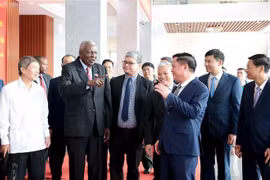 Presidente del Parlamento cubano, Esteban Lazo Hernández, visita provincia norvietnamita de Hung Yen. (Foto: VNA)