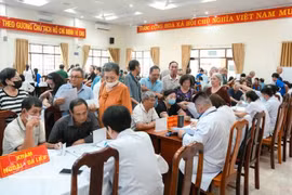 Médicos del Hospital Thong Nhat de Ciudad Ho Chi Minh realizan chequeos médicos gratuitos para beneficiarios de políticas sociales, personas con méritos revolucionarios y sus familiares en el barrio de Vung Tau. (Foto: VNA)