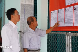 Electores consultan las reseñas biográficas de los candidatos al Consejo Popular de la comuna de Tan Hong (Dong Thap) para el período 2026-2031. (Foto: VNA)