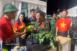 El embajador de Vietnam en Venezuela, Vu Trung My, entrega suministros de primera necesidad a los rescatistas en sus campamentos de campaña. (Foto: VNA)