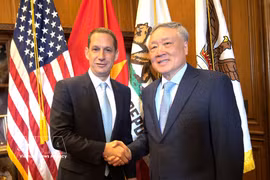 El viceprimer ministro permanente vietnamita, Nguyen Hoa Binh, y el alcalde de San Francisco, Daniel Lurie. (Foto: VNA)