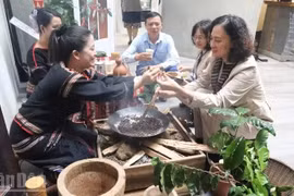 Turistas prueban el café de Buon Ma Thuot. (Foto: nhandan.vn)