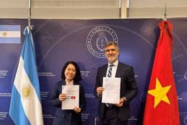 El viceministro de Relaciones Exteriores, Comercio Internacional y Culto de Argentina, Fernando Brun, y la embajadora de Vietnam en Argentina, Ngo Minh Nguyet, en el evento. (Fuente: VietnamPlus) 