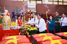 El presidente de la Asamblea Nacional de Vietnam, Tran Thanh Man, rinde homenaje a mártires. (Foto: VNA)