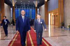 Presidente de Asamblea Nacional de Costa de Marfil llega a Hanoi y fue recibido en el aeropuerto internacional de Noi Bai por el subjefe permanente de la Comisión de Defensa, Seguridad y Asuntos Exteriores del Parlamento de Vietnam, Vu Hai Ha. (Foto: VNA)