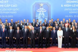 El presidente de Vietnam, Luong Cuong, el secretario general de la ONU, António Guterres, y los jefes de delegación posan para una foto de grupo. (Foto: VNA) 