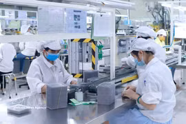 Producción de componentes electrónicos en la empresa Star Engineers Vietnam, en el Parque Industrial Binh Xuyen I (Phu Tho). (Foto: VNA)