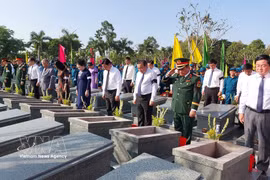 Efectúan homenaje póstumo a 158 mártires vietnamitas caídos en Camboya. (Foto: VNA)