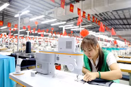La empresa Veston Hung Ha (perteneciente a la Corporación May 10, invierte en máquinas de coser con tecnología de inteligencia artificial para su producción. (Foto: VNA)