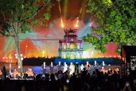 Espectáculo con luces en lago Hoan Kiem. (Foto: VNA)