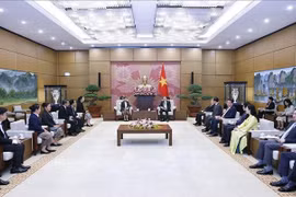 El presidente de la Asamblea Nacional de Vietnam, Tran Thanh Man, recibe al titular del Tribunal Supremo Popular de Laos, Viengthong Siphandon. (Foto: VNA)