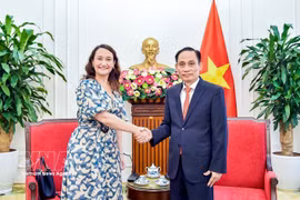 El canciller vietnamita, Le Hoai Trung, recibe a la viceministra de Relaciones Exteriores de Uruguay, Valeria Csukasi Cabrera. (Foto: VNA)