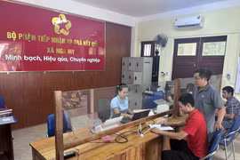 Ciudadanos realizando trámites administrativos y de registro civil en el Centro de Servicios Públicos de la comuna de Nga My, provincia de Nghe An. (Foto: VNA)