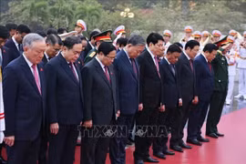 Dirigentes vietnamitas rinden tributo al Presidente Ho Chi Minh (Foto: VNA)