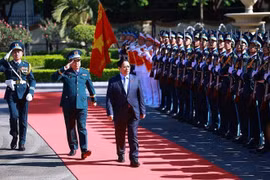El primer ministro de Vietnam, Pham Minh Chinh, enfatiza que la Fuerza de Defensa Aérea – Antiaérea de Vietnam no teme a ningún enemigo. (Foto: VNA)