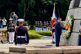 El secretario general del Comité Central del Partido Comunista de Vietnam (PCV) y presidente del país, To Lam, deposita ofrenda floral en Monumento al héroe nacional José Rizal de Filipinas. (Foto: VNA)