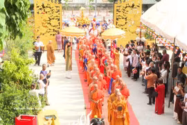 La solemne ceremonia con motivo del nacimiento de Buda en el año budista 2570 (Vesak 2026) en la pagoda Phat Tich, en Vientiane, Laos. (Foto: VNA)