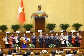 El secretario general To Lam, el primer ministro Pham Minh Chinh, el Presidente de la Asamblea Nacional Tran Thanh Man y otros dirigentes del Partido y del Estado ofrecen flores en congratulación a los viceprimeros ministros, ministros y jefes de Comisiones de la Asamblea Nacional. Foto: VNA