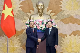 El presidente de la Asamblea Nacional, Tran Thanh Man, recibe a fiscal general de Malasia, Tan Sri Mohd Dusuki Mokhtar. (Foto: VNA)
