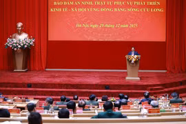 El primer ministro de Vietnam, Pham Minh Chinh, preside la conferencia para fortalecer la sinergia entre la garantía de la defensa, la seguridad nacional y el desarrollo socioeconómico en la estratégica región del Delta del Mekong (Foto: VNA)