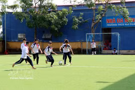 Escolares vietnamitas juegan fútbol en el receso. (Foto: VNA)