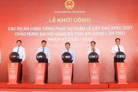 El viceprimer ministro de Vietnam, Nguyen Chi Dung, presidie la ceremonia de inicio de 10 proyectos clave de infraestructura para la Cumbre del APEC. (Foto: VNA)