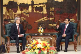 El primer ministro de Vietnam, Pham Minh Chinh, recibe a la delegación de inspección de la Comisión Europea (CE), encabezada por Fernando Andresen Guimaraes, director de Gobernanza Internacional de los Océanos y Pesca Sostenible de la CE (Foto: VNA)
