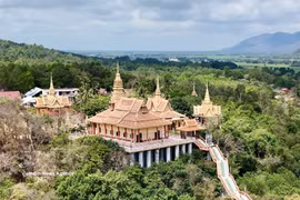 La pagoda es un punto de encuentro cultural y espiritual que atrae a visitantes que llegan a An Giang. Foto: VNA