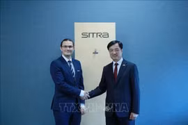El miembro del Buró Político y jefe de la Comisión de Control Disciplinario del Comité Central del Partido Comunista, Nguyen Duy Ngoc (derecha), visita el Fondo de Innovación de Finlandia (SITRA). (Foto: VNA)