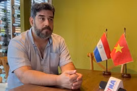 El secretario general del Partido Comunista de Paraguay, Najeeb Amado, en una entrevista con VNA con motivo del 30 aniversario del establecimiento de las relaciones diplomáticas con Vietnam (Foto: VNA)