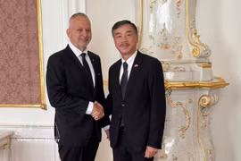 El presidente del Grupo Interparlamentario de Amistad República Checa-Vietnam, Tomas Helebrant, y el embajador vietnamita, Duong Hoai Nam. (Foto: VNA)