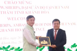 El secretario del Comité del Partido de la provincia de Khanh Hoa, Tran Phong, se reúne con el embajador de la India en Vietnam, Tshering Wangchuk Sherpa. (Foto: VNA)