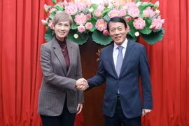 El general Luong Tam Quang, miembro del Buró Político del Partido Comunista de Vietnam (PCV) y ministro de Seguridad Pública, y Josephine Teo, ministra de Desarrollo Digital e Información de Singapur (Foto: VNA)
