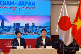El embajador vietnamita Pham Quang Hieu y el gobernador de Gunma, Yamamoto Ichita, encabezaron un seminario económico en Tokio para profundizar la alianza público-privada en inteligencia artificial y desarrollo de talento tecnológico. (Foto: VNA)