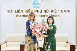 La vicepresidenta del Comité Central del Frente de la Patria de Vietnam y presidenta de la Unión de Mujeres, Nguyen Thi Tuyen, y la representante de UNICEF en Vietnam, Silvia Danailov. (Foto: VNA)