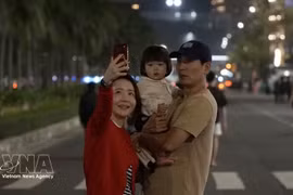 Una familia de turistas coreanos posa para una foto en la ciudad costera de Da Nang. (Foto: VNA)