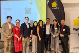 La cónsul general de Vietnam en Perth, Nguyen Thanh Ha, (segunda derecha), y participantes en el foro. (Foto: VNA)
