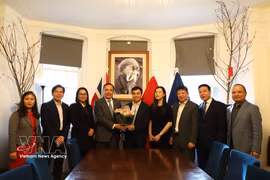 El embajador de Vietnam en el Reino Unido, Do Minh Hung, y el Comité ejecutivo de la Asociación de Intelectuales Vietnamitas en el Reino Unido e Irlanda. (Foto: VNA)