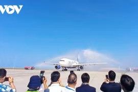El vuelo fue recibido con la ceremonia del arco de agua al aterrizar en el Aeropuerto de Cam Ranh. Foto: VOV